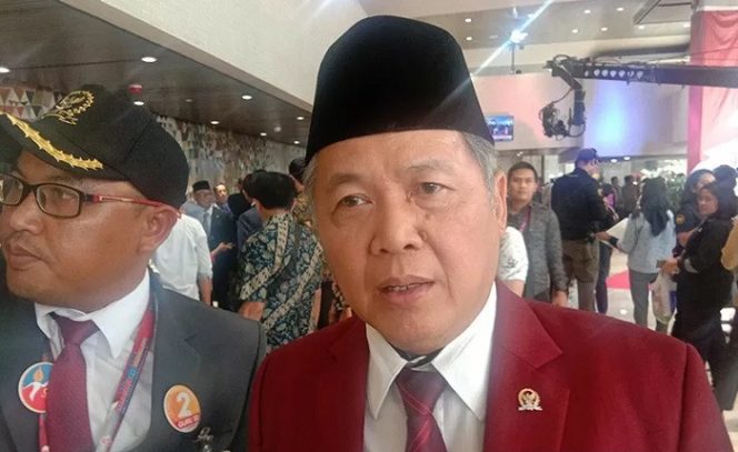 					Anggota DPR RI Komisi XI Hendrawan Supratikno saat diwawancarai di sela jeda istirahat Sidang RAPBN di Gedung DPR/MPR, Jakarta, Jumat (15/8/2019). ANTARA/Sugiharto Purnama/am.
