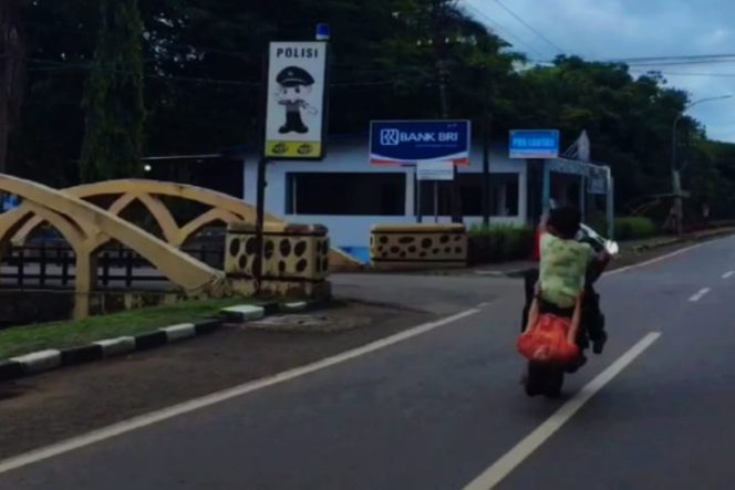 					Aksi freestyle motor pasangan muda-mudi didepan Mapolres Takalar. (Foto: Istimewa). 