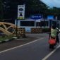Aksi freestyle motor pasangan muda-mudi didepan Mapolres Takalar. (Foto: Istimewa).