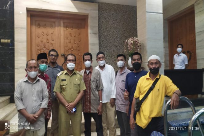 					Warga perumahan Villa Permata Harapan (VPH) dan Persatuan Wartawan Indonesia (PWI) saat menemui Walikota Makassar Danny Pomanto. (Foto: Istimewa). 