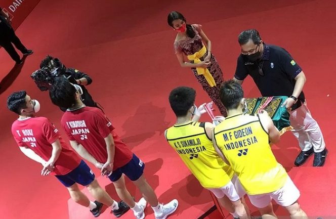 					Kevin Sanjaya Sukamuljo/Marcus Fernaldi Gideon (kanan) saat menerima medali runner-up Indonesia Masters 2021 dari Ketua Umum PP PBSI Agung Firman Sampurna di Nusa Dua, Bali, Minggu (21/11/2021). ANTARA/Roy Rosa Bachtiar/aa.