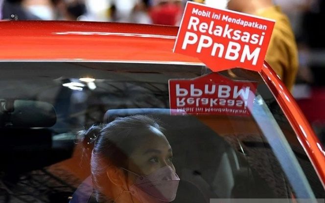					Arsip foto - Pengunjung menaiki mobil yang dipamerkan dalam IIMS Hybrid 2021 di JiExpo Kemayoran, Jakarta, Minggu (18/4/2021). ANTARA FOTO/Sigid Kurniawan/rwa.
