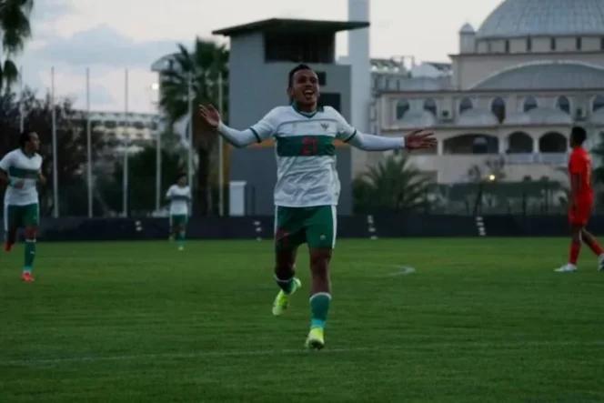 					Pemain tim nasional Indonesia Irfan Jaya (tengah) merayakan gol yang dicetaknya ke gawang Myanmar dalam laga persahabatan di Emirhan Sports Complex, Antalya, Turki, Kamis (25/11/2021). Irfan membuat satu gol untuk membawa Indonesia menang 4-1. ANTARA/HO/PSSI.