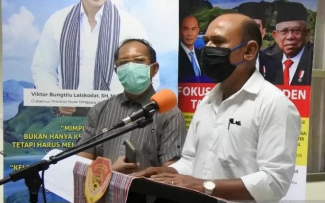 					Kepala Dinas Perhubungan NTT, Isyak Nuka (kanan). ANTARA/Aloysius Lewokeda