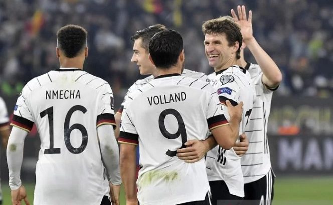					Gelandang serang tim nasional Jerman Thomas Mueller (kanan) melakukan selebrasi bersama rekan-rekannya seusai mencetak gol keduanya ke gawang Liechtenstein dalam lanjutan Grup J Kualifikasi Piala Dunia 2022 zona Eropa di Stadion Volkswagen Arena, Wolfsburg, Jerman, Kamis (11/11/2021) waktu setempat. (ANTARA/REUTERS/Fabian Bimmer)