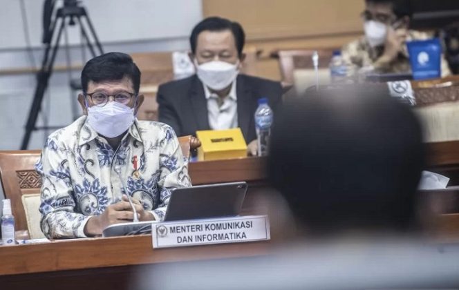 					Menteri Komunikasi dan Informatika Johnny G. Plate menyampaikan paparannya saat rapat dengar pendapat (RDP) dengan Komisi I DPR tentang perkembangan persiapan pelaksanaan digitalisasi penyiaran (ASO) di komplek Parlemen, Jakarta, Selasa (16/11/2021). (ANTARA FOTO/MUHAMMAD ADIMAJA)