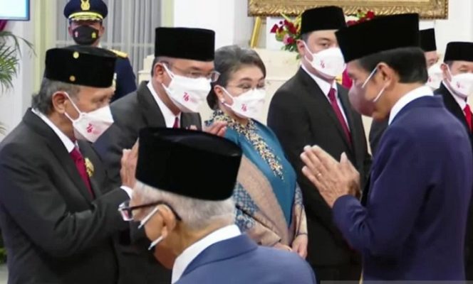 					Tangkap layar Presiden Jokowi memberikan ucapan selamat kepada para ahli waris pahlawan nasional di Istana Negara Jakarta, Rabu (10/11/2021). (ANTARA/Desca Lidya Natalia)