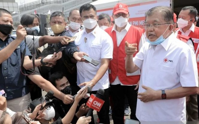 					Mantan Wakil Presiden, Jusuf Kalla, memberikan keterangan pers terkait usulan calon panglima TNI, di Jakarta, Kamis (4/11/2021). ANTARA/HO-Tim Media Jusuf Kalla