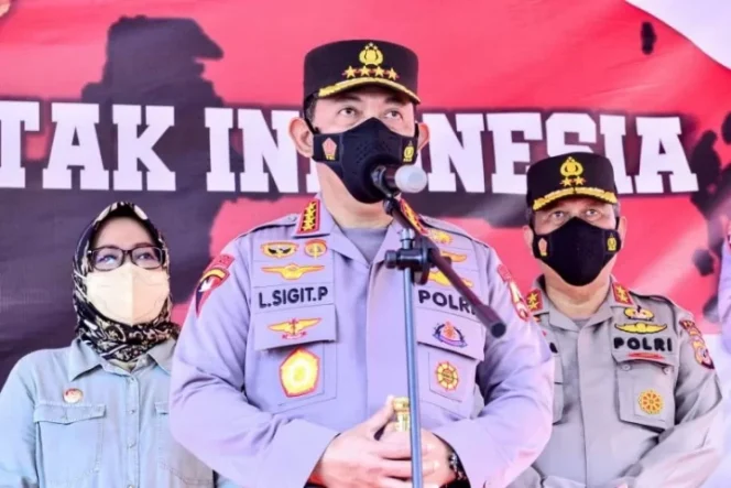 					Kapolri Jenderal Listyo Sigit Prabowo memberikan arahan dalam kegiatan vaksinasi serentak seluruh Indonesia dari Pusat Pengembangan (Pusbang) SDM Perhubungan, Kabupaten Bogor, Jawa Barat, Sabtu (27/11/2021). ANTARA/HO-Divisi Humas Polri.