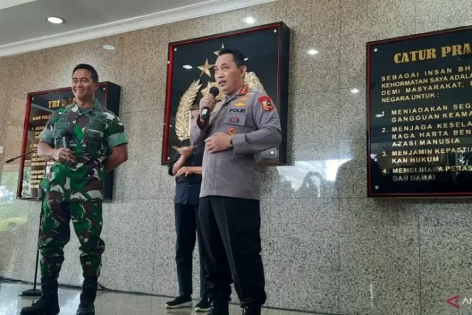 					Panglima TNI, Jenderal TNI Andika Perkasa, dan Kepala Kepolisian Indonesia, Jenderal Polisi Listyo S Prabowo, memberikan keterangan pers usai pertemuan di Gedung Rupatama, Mabes Polri, Jakarta Selatan, Selasa (23/11/2021). ANTARA/Laily Rahmawaty