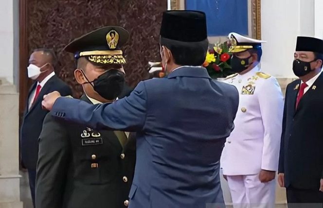 					Tangkapan layar - Presiden RI Joko Widodo (Jokowi) melantik Letnan Jenderal TNI Dudung Abdurachman sebagai Kepala Staf Angkatan Darat (Kasad) di Istana Negara, Jakarta, Rabu (17/11/2021). ANTARA/Youtube Sekretariat Presiden/pri.