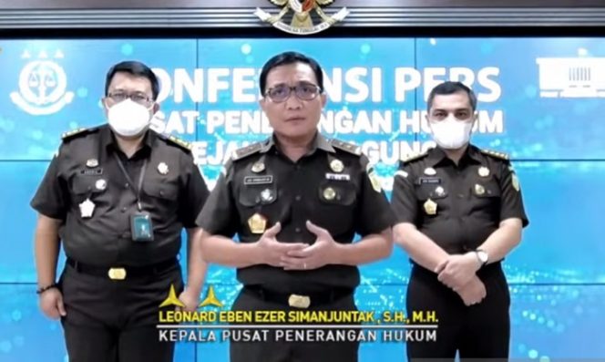 					Tangkapan layar Kepala Pusat Penerangan Hukum (Kapuspenkum) Kejaksaan Agung RI Leonard Eben Ezer Simanjuntak (tengah) memberikan keterangan pers penanganan perkara KDRT Kejari Karawang, Senin (15/11/2021). ANTARA/Tri Meilani Ameliya