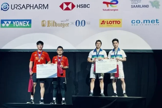 					Ganda putra juara Hylo Open 2021 Marcus Fernaldi Gideon/Kevin Sanjaya Sukamuljo (kanan) dan runner up Leo Rolly Carnando/Daniel Marthin (kiri) berpose di atas podium di Saarbrucken, Jerman, Minggu (7/11/2021). ANTARA/HO-PP PBSI