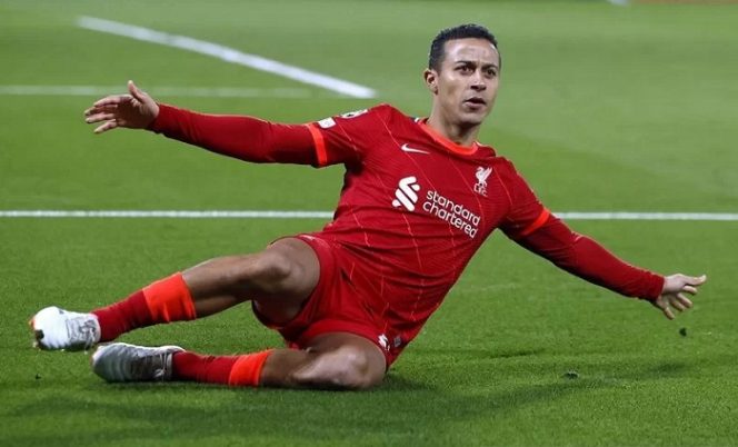 					Gelandang Liverpool Thiago Alcantara merayakan golnya ke gawang Porto dalam lanjutan penyisihan Grup B Liga Champions di Stadion Anfield, Liverpool, Inggris, Rabu (24/11/2021) waktu setempat. (ANTARA/REUTERS/Phil Noble)