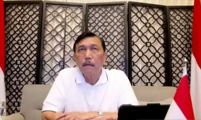 					Tangkapan layar Menteri Koordinator Bidang Kemaritiman Luhut Binsar Panjaitan saat menggelar konferensi pers virtual melalui aplikasi Zoom yang diikuti dari Jakarta, Ahad (28/11/2021). ANTARA/Andi Firdaus