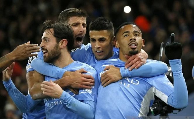 					Penyerang Manchester City Gabriel Jesus (kanan) melakukan selebrasi bersama rekan-rekannya seusai mencetak gol ke gawang Paris Saint-Germain dalam pertandingan Grup A Liga Champions di Stadion Etihad, Manchester, Inggris, Rabu (24/11/2021) waktu setempat. ANTARA/REUTERS/Craig Brough.