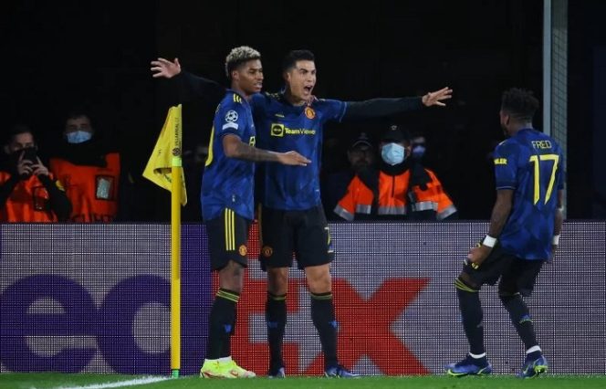 					Cristiano Ronaldo (tengah) melakukan selebrasi usai mencetak gol dalam pertandingan Grup F Liga Champions lawan Villarreal pada 24 November 2021. ANTARAAFP/JOSE JORDAN