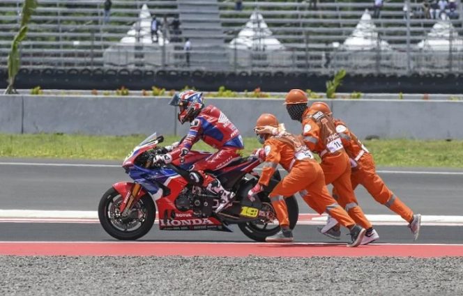 					Sejumlah Marshal mendorong motor pembalap saat sesi latihan bebas pertama (Free Practice) balapan World Superbike (WSBK) di Pertamina Mandalika International Street Circuit di KEK Mandalika, Desa Kuta, Kecamatan Pujut, Praya, Lombok Tengah, NTB, Jumat (19/11/2021). ANTARA FOTO/Ahmad Subaidi/foc. (ANTARA FOTO/AHMAD SUBAIDI)