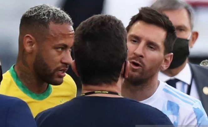 					Pesepak bola timnas Argentina Lionel Messi (kanan) dan pesepak bola timnas Brasil Neymar (kiri) berdiskusi dengan sejumlah ofisial pertandingan saat laga kualifikasi Piala Dunia 2022 Zona Amerika Selatan antara Brasil dan Argentina dihentikan di Stadion Arena Corinthians, Sao Paulo, Brasil, Minggu (5/9/2021). ANTARA FOTO/REUTERS/Amanda Perobelli/wsj.