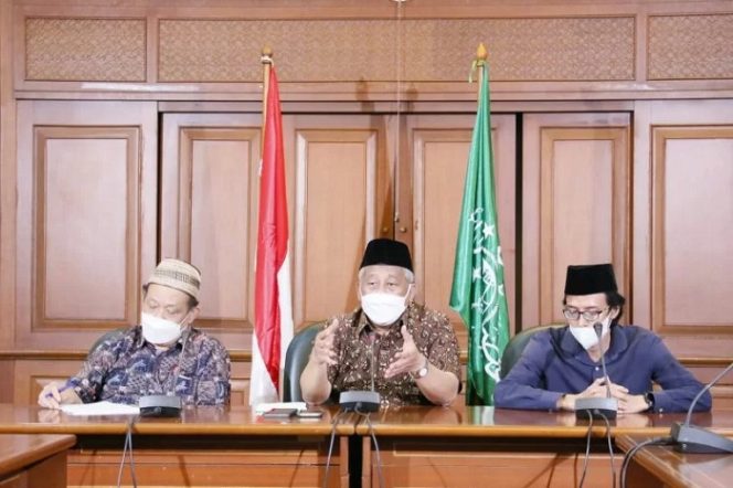 					Ketua Panitia Muktamar Ke-34 NU Imam Aziz (kiri) dan Ketua Steering Committee (SC) Muktamar Ke-34 NU M. Nuh (tengah) saat konferensi pers persiapan Muktamar ke-34 NU. (ANTARA/HO-PBNU)