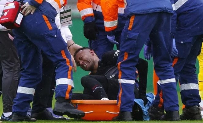 					Penyerang Paris Saint-Germain Neymar mengerang kesakitan saat mengalami cedera di pengujung laga lanjutan Liga Prancis melawan AS Saint-Etienne di Stadion Geoffroy Guichard, Saint-Etienne, Prancis, Minggu (28/11/2021). ANTARA/REUTERS/Eric Gaillard.