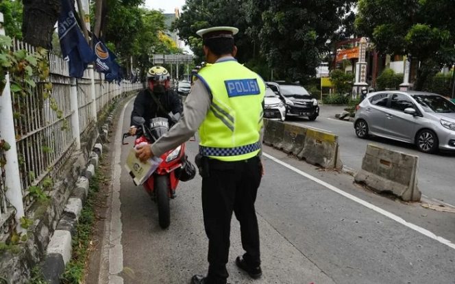 					Petugas kepolisian memberhentikan kendaraan yang memasuki jalur khusus Transjakarta saat Operasi Zebra Jaya 2021 di Jalan Arteri Pondok Indah, Jakarta, Senin (15/11/2021). Polda Metro Jaya menggelar Operasi Zebra Jaya 2021 pada 15-24 November untuk meningkatkan kedisiplinan masyarakat dalam berlalu lintas. ANTARA FOTO/Hafidz Mubarak A/aww.