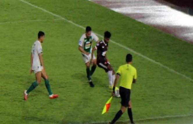 					Pemain depan PSM Makassar Yakob Sayuri saat membawa bola dan dijaga ketat dua pemain PSS Sleman dalam pertandingan lanjutan Seri tiga BRI LIga 1 Indonesia musim 2021/2022 di Stadion Manahan Solo, Kamis (18/11/2021) malam. ANTARA/Bambang Dwi Marwoto.