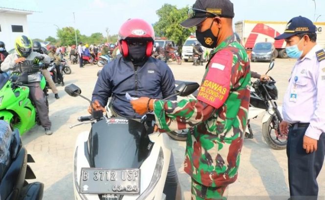 					Ilustrasi - Petugas TNI melakukan pengecekan persyaratan pelaku perjalanan darat di Jakarta. ANTARA/HO-Kemenko PMK.