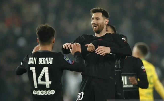 					Megabintang Paris Saint-Germain Lionel Messi (kanan) melakukan selebrasi bersama rekan-rekannya seusai mencetak gol ke gawang Nantes dalam laga lanjutan Liga Prancis di Stadion Parc des Princes, Paris, Prancis, Sabtu (20/11/2021) waktu setempat. (ANTARA/REUTERS/Benoit Tessier)