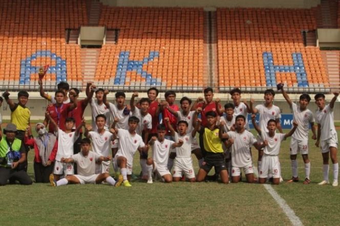 					Tim PSM Makassar U-16 merayakan gelar juara Elite Pro Academy Liga 1 U-16 2021 di Stadion Si Jalak Harupat, Bandung, Kamis (25/11). PSM menjadi kampiun usai menundukkan Persib U-16 dengan skor 2-1. (ANTARA/HO/PSSI)