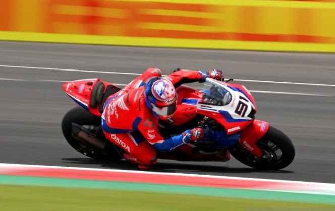 					Pembalap Team HRC Leon Haslam memacu kecepatannya saat sesi latihan bebas kedua (FP2) WSBK 2021 di Pertamina Mandalika International Street Circuit, Lombok Tengah, Nusa Tenggara Barat, Jumat (19/11/2021). ANTARA FOTO/Andika Wahyu/wsj.
