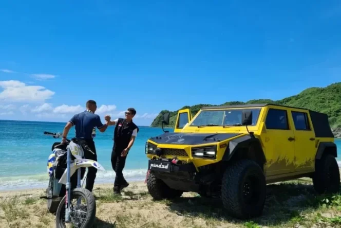 					PT Pindad (Persero) memamerkan kendaraan 4x4 Maung, MV2 dan motor listrik MotoEV, dalam ajang balap internasional di Pertamina Mandalika International Street Circuit, Lombok Tengah, Nusa Tenggara Barat (NTB) pada 19 - 21 November 2021. ANTARA/Pindad.