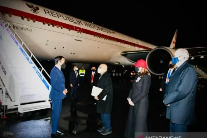 					Presiden RI Joko Widodo (Jokowi) tiba di Glasgow, Skotlandia, untuk menghadiri KTT Pemimpin Dunia (Conference of Partites/COP) 26 mengenai perubahan iklim setelah bertolak dari KTT Kelompok 20 (G20) Roma, Italia, Minggu waktu setempat (31/10). (ANTARA/HO-Biro Pers Sekretariat Presiden/Laily Rachev)