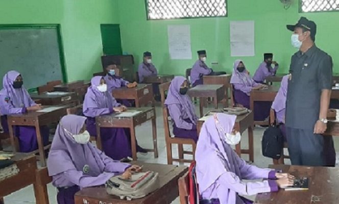 					Bupati Rembang Abdul Hafidz saat memantau pembelajaran tatap muka (PTM) di Kecamatan Sedan dan Sale, Kamis (4/11/2021).