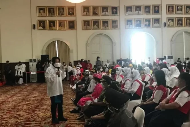 					Menteri Sosial Tri Rismaharini saat berdialog dengan para pelajar dalam kegiatan “Penguatan Nilai Kepahlawanan Melalui Pelajar” di Gedung Konvensi TMPNU Kalibata, Jakarta, Senin (22/11/2021). (ANTARA/Devi Nindy)