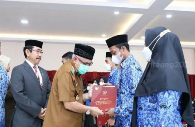 					Wabup Serahkan Tanda Kehormatan Satyalencana Karya Satya Kepada 186 ASN Bantaeng