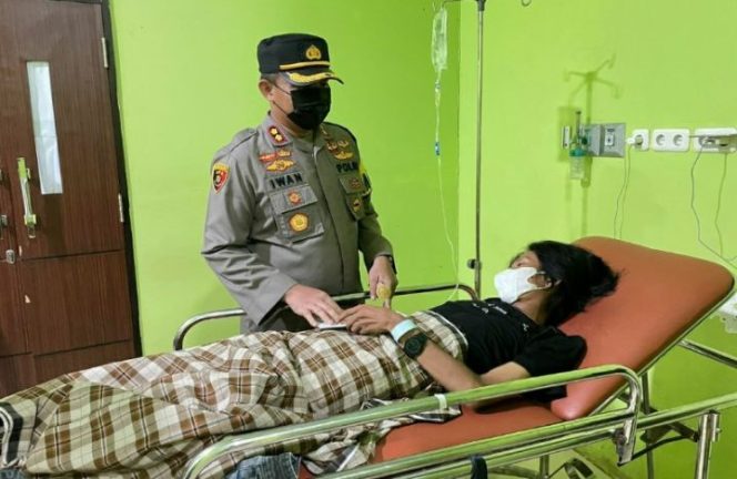 					Kapolres Sinjai Jenguk Jurnalis yang Terbaring Sakit di RSUD