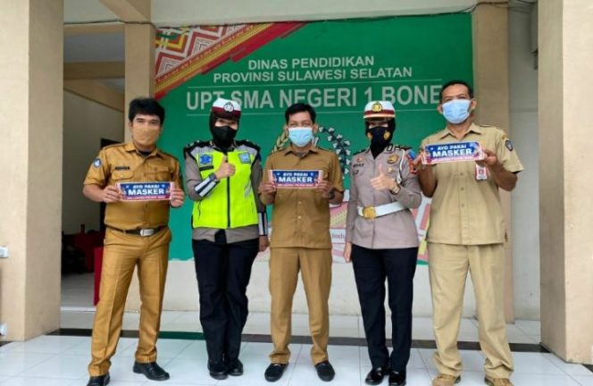 					Ops Zebra, Polantas Bone Bagikan Puluhan Paket Bansos Beras dan Ratusan Masker