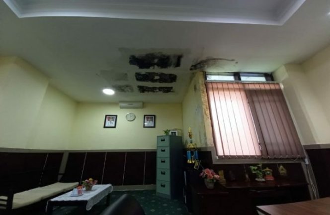 					Ruangan Staf Ahli Gubernur Sulsel Kurang Terurus, Plafon Bocor, Terancam Ambruk