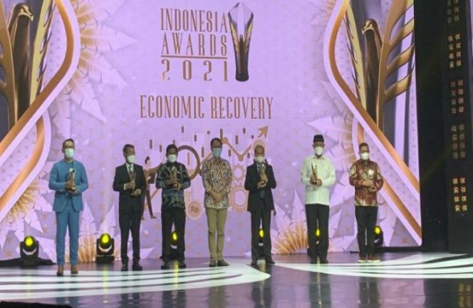 					Pemprov Sulsel Raih Penghargaan Daerah Terbaik Economic Recovery di Indonesia Award 2021