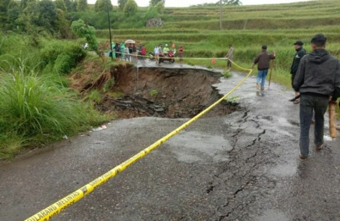 					Ruas Batas Gowa-Tondong Sinjai Longsor, Plt Gubernur: PUTR Segera Selesaikan