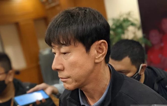 					Pelatih tim nasional Indonesia Shin Tae-yong memberikan pernyatakaan kepada pewarta pada acara pelepasan skuadnya menuju Turki dan Singapura di Jakarta, Kamis (11/11/2021). (Michael Siahaan)