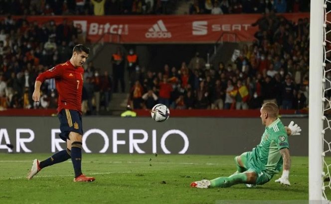 					Penyerang tim nasional Spanyol Alvaro Morata (kiri) menyontek bola memperdaya kiper Swedia Robin Olsen untuk mencetak gol kemenangan dalam laga pemungkas Grup B Kualifikasi Piala Dunia 2022 zona Eropa di Stadion La Cartuja, Sevilla, Spanyol, Minggu (14/11/2021) waktu setempat. (ANTARA/REUTERS/Marcelo del Pozo)