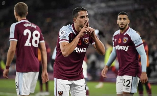 					Gelandang serang West Ham United Pablo Fornals melakukan selebrasi seusai menjebol gawang Liverpool dalam lanjutan Liga Inggris di Stadion Olimpiade London, Inggris, Minggu (7/11/2021) waktu setempat. ANTARA/REUTERS/Tony O'Brien.