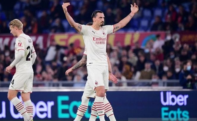 					Penyerang AC Milan Zlatan Ibrahimovic merayakan golnya ke gawang AS Roma dalam laga lanjutan Liga Italia di Stadion Olimpico, Roma, Italia, Minggu (31/10/2021) waktu setempat. (ANTARA/REUTERS/Alberto Lingria)