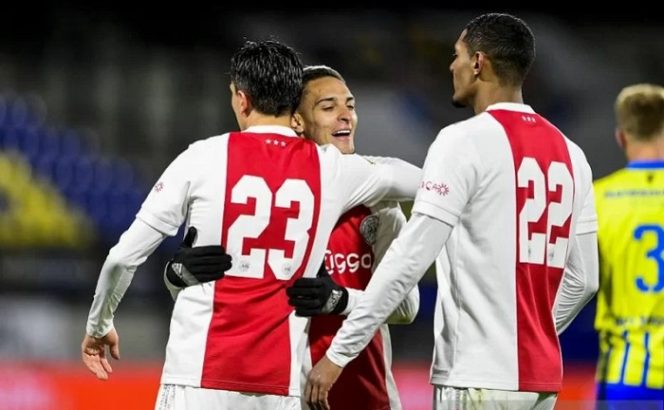 					Gelandang serang Ajax Steven Berghuis (kiri) melakukan selebrasi bersama rekan-rekannya seusai mencetak gol ke gawang RKC Waalwijk dalam lanjutan Liga Belanda di Stadion Mandemakers, Waalwijk, Belanda, Minggu (21/11/2021) waktu setempat. (ANTARA/AFP/ANP/Olaf Kraak)