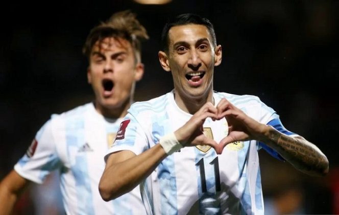 					Pemain timnas Argentina, Angel di Maria (kanan) melakukan selebrasi usai mencetak gol ke gawang Uruguay dalam pertandingan Kualifikasi Piala Dunia 2022 zona Conmebol pada 13 November 2021. REUTERS/ERNESTO RYAN