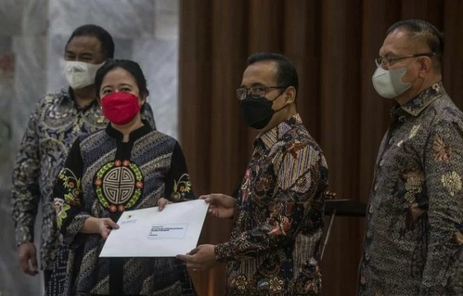 					Mensesneg Pratikno (kedua kanan) menyerahkan Surat Presiden (Surpres) kepada Ketua DPR Puan Maharani (kedua kiri) didampingi Wakil Ketua DPR Lodewijk Freidrich Paulus (kiri) dan Rachmat Gobel (kanan), di Media Center DPR, Kompleks Parlemen, Senayan, Rabu (3/11/2021). Presiden Joko Widodo mengusulkan nama Kepala Staf Angkatan Darat (KSAD) Jenderal TNI Andika Perkasa menjadi calon tunggal Panglima TNI kepada DPR, sebagai pengganti Panglima TNI Marsekal TNI Hadi Tjahjanto yang akan memasuki masa pensiun. ANTARA FOTO/Aprillio Akbar/hp.