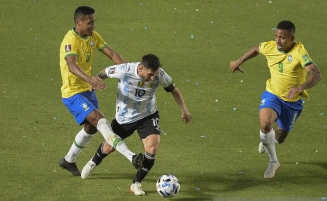 					Lionel Messi (tengah) mencoba melewati dua pemain Brazil Alex Sandro dan Gabriel Jesus dalam pertandingan Kualifikasi Piala Dunia 2022 di San Juan del Bicentenario pada 17 November 2021. ANTARA/AFP/ANDRES LARROVERE