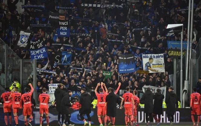 					Para pemain Atalanta melakukan selebrasi bersama para suporter seusai mengalahkan Juventus dalam laga lanjutan Liga Italia di Stadion Allianz, Turin, Italia, Sabtu (27/11/2021) waktu setempat. (ANTARA/REUTERS/Massimo Pinca)